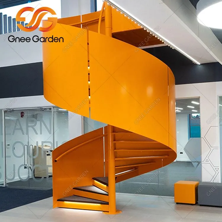 कॉर्टन ने जंग लगी सीढ़ियाँ उठाईं